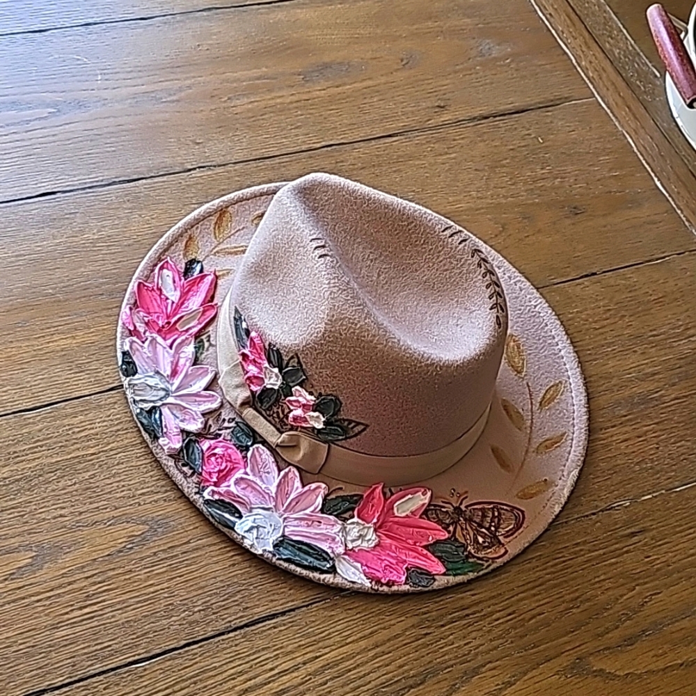 Cute handpainted and hand pyrography hat🩷